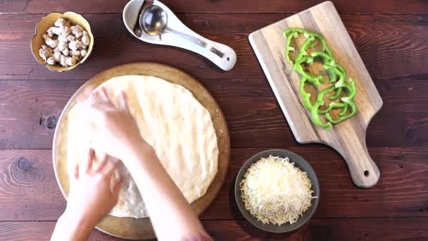 El vídeo de la difusión de la masa de pizza en la cacerola . — Vídeo de stock