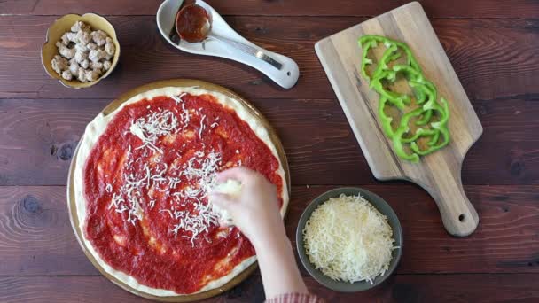 Bilder av att sätta mozzarella ost på pizza. — Stockvideo