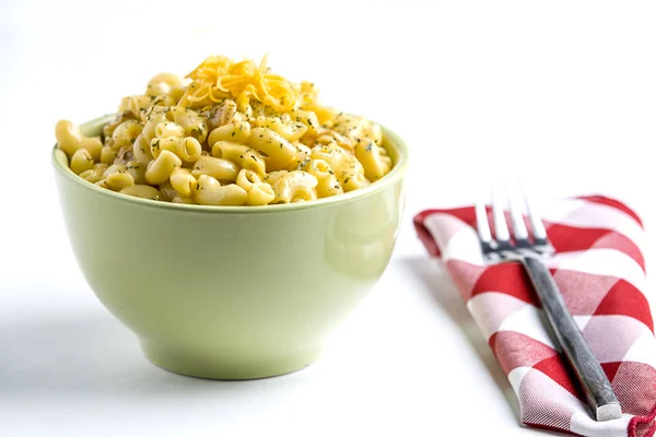 Mac y queso en un tazón verde . — Foto de Stock
