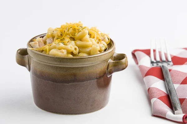 Macaronis et fromage dans un bol brun . — Photo