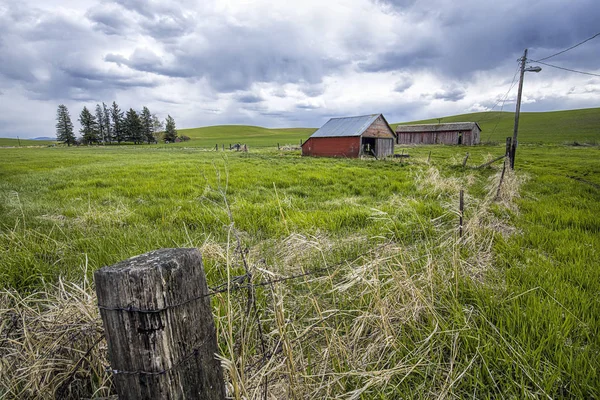 Staket leder till Old Red barn i Washington. — Stockfoto