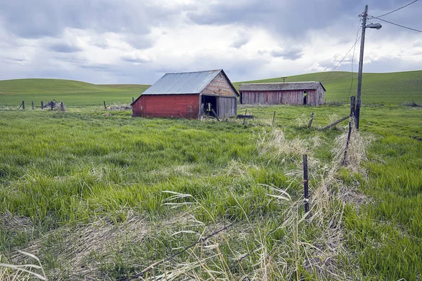 Stará rudá stodola v Palouse. — Stock fotografie