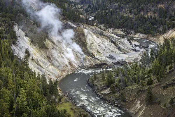 Yellowstone folyó és Calcite források. — Stock Fotó