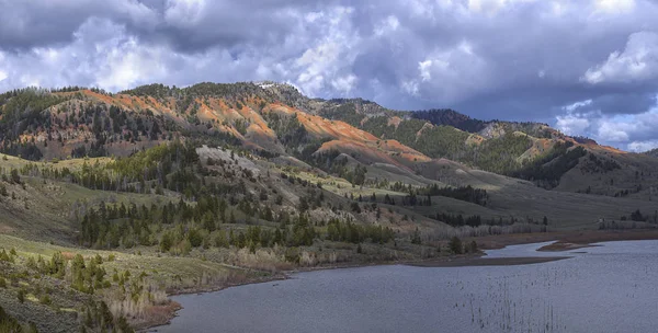 Panorama van de rode heuvels in de buurt van Kelly, Wyoming. — Stockfoto