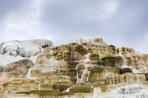 Depósitos minerais montanhosos em Yellowstone . — Fotografia de Stock