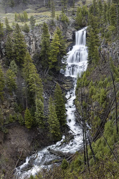 Natursköna Undine Falls i Yellowstone. — Stockfoto