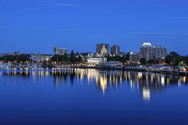 Victoria BC Inner Harbor 's nachts. — Stockfoto