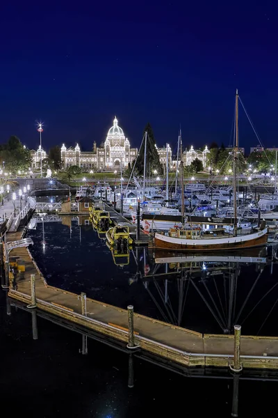 Victoria BC Inner Harbor 's nachts. — Stockfoto