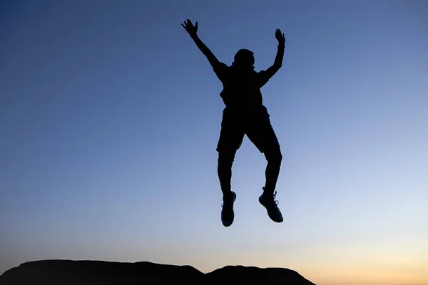 Silhouette del ragazzo che salta in aria . — Foto Stock