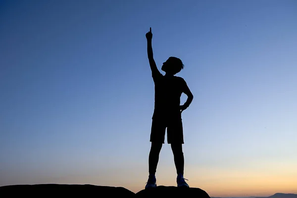 Silhouette of boy pointing to the sky. — Stock Photo, Image