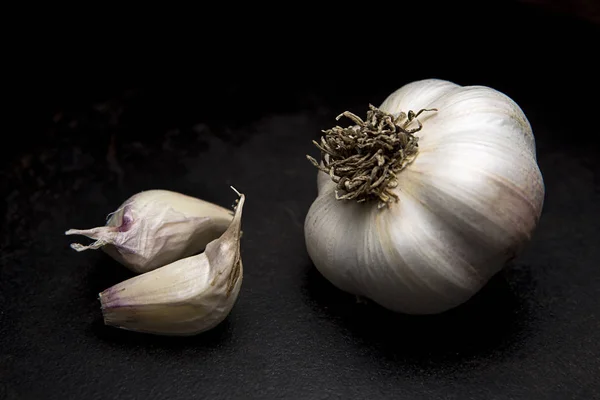 Česnek žárovky a hřebíčku. — Stock fotografie