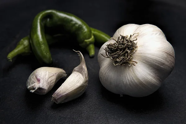 Blízko česneku a zelených paprik. — Stock fotografie