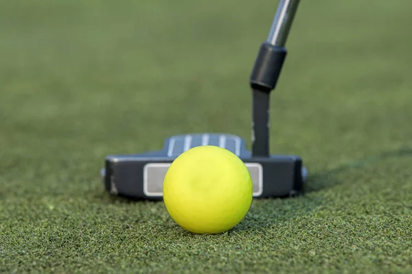 Putter and a golf ball. — Stock Photo, Image