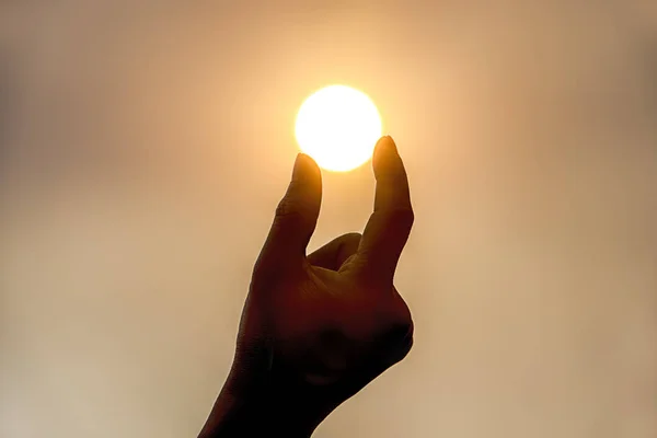 태양을 들고의 컨셉 사진. — 스톡 사진
