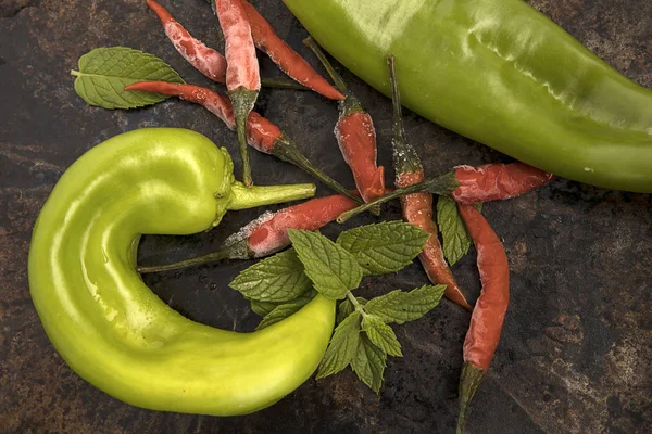 Pimentos e folhas de hortelã-pimenta . — Fotografia de Stock