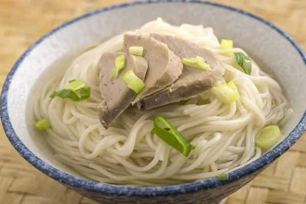 Bowl of noodles with sliced pork on top. — Stock Photo, Image
