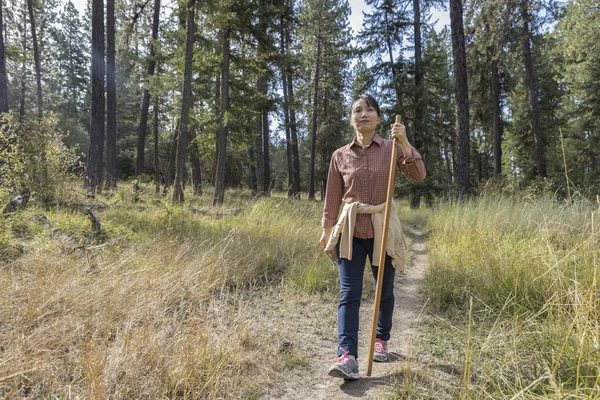 Mulher em um trilho em Idaho . — Fotografia de Stock