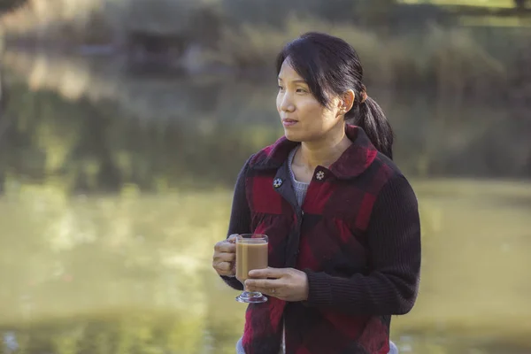 Kvinnan njuter av naturen och hennes kaffe. — Stockfoto