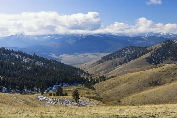 Montana 'daki dağların manzarası. — Stok fotoğraf