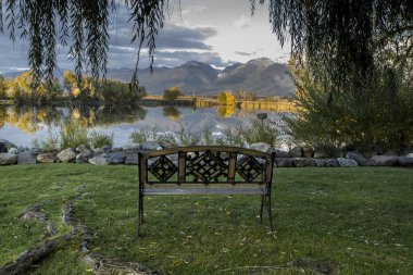 Sakin göletin yanındaki park bankında..