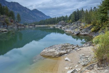 Montana 'daki Clark Fork Nehri' nin sakin kısmı..