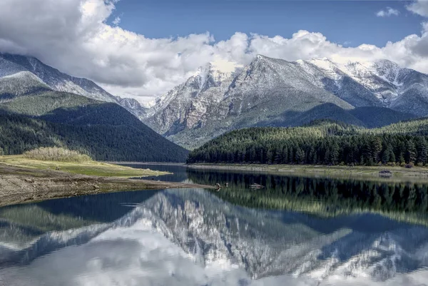 Reflection of the mountains on calm mission reservoir. — Stock Photo, Image