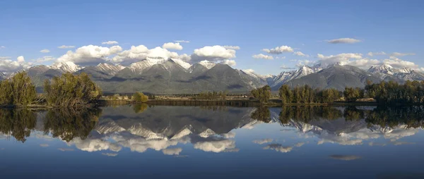 Panorama of a pond and mountains in Montana. — Stock Photo, Image