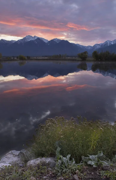 Alba su uno stagno calmo in Montana . — Foto Stock