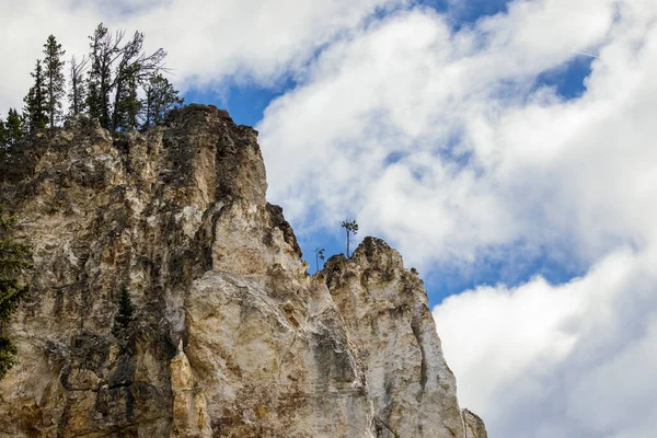 Μια Βουνοκορφή Ενάντια Ένα Μερικώς Συννεφιασμένο Ουρανό Στο Εθνικό Πάρκο — Φωτογραφία Αρχείου