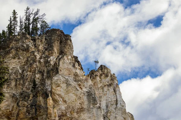 Pico Montaña Contra Cielo Parcialmente Nublado Parque Nacional Yellowstone —  Fotos de Stock