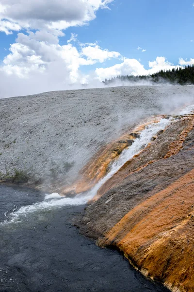 Havzanın Ortasındaki Sıcak Yellowstone Ulusal Parkı Ndaki Ateş Deliği Nehrine — Stok fotoğraf