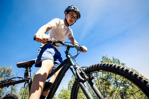 Menino Adolescente Monta Sua Bicicleta Montanha Uma Trilha Norte Idaho — Fotografia de Stock
