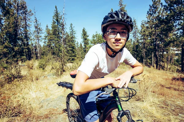 Een Tiener Jongen Neemt Een Pauze Frm Rijden Paden Het — Stockfoto