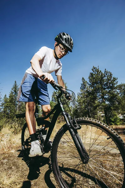Menino Adolescente Monta Sua Bicicleta Montanha Uma Trilha Norte Idaho — Fotografia de Stock