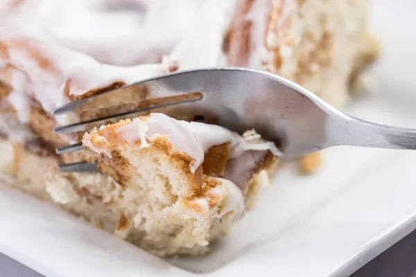 Usando Tenedor Para Cortar Delicioso Rollo Canela — Foto de Stock