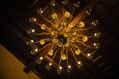 Eski antika tavan ışık. Asma tavan üzerinden Vintage Işık mumlar