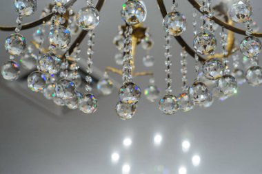 Retro antika tavan ışık kristal dekorasyonu ile.