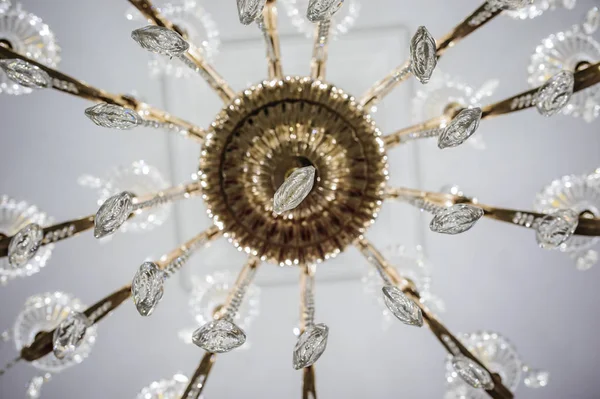 Retro antika tavan ışık kristal dekorasyonu ile.