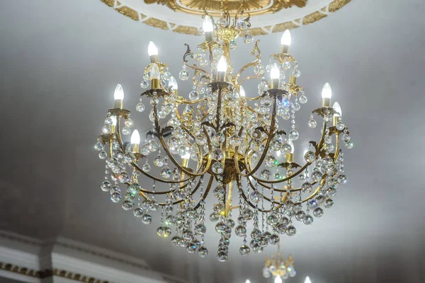 Retro antika tavan ışık kristal dekorasyonu ile.