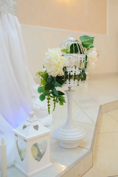 人工花と白のスタイルでキャンドルから装飾結婚式の要素 — ストック写真