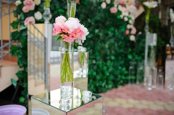 Düğün için çiçek dekorasyon arka plan. Alstroemeria, gül ve Düğünçiçeği ayna vazo içinde kompozisyon