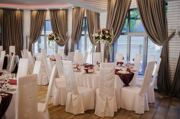 Düğün masa dekorasyonu için parti. Gül, eustoma ve kırmızı tarzı tipik kompozisyon