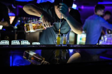 Kokteyller ile hazırlık bardak meyve görünümü Kapat