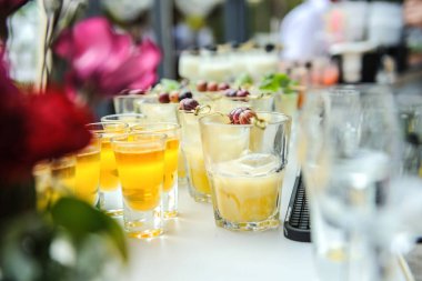 Kokteyller ile bardak meyve görünümü Kapat