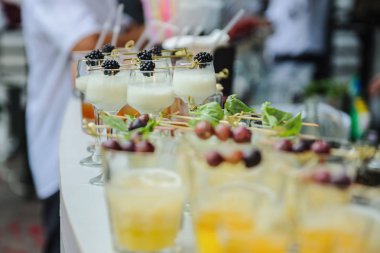 Kokteyller ile bardak meyve görünümü Kapat