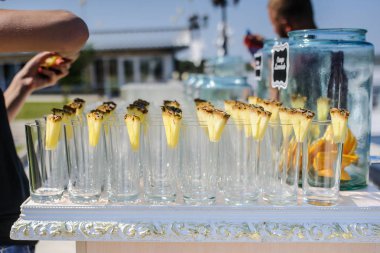 Kokteyller ile hazırlık bardak meyve görünümü Kapat