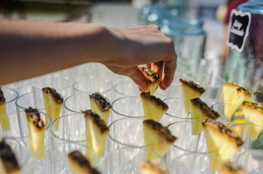 Kokteyller ile hazırlık bardak meyve görünümü Kapat