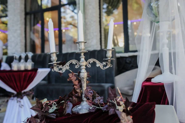 Ein Kerzenständer Auf Dem Tisch Dekoriert Für Bankette Mit Weißen — Stockfoto