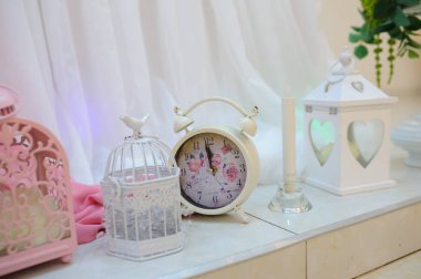 Düğün dekorasyon pembe öğeleri, izlemek, kuş kafesi, candl ile