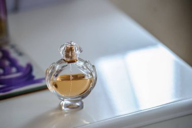 Güzel gelin parfüm şişeleri ros şeklinde